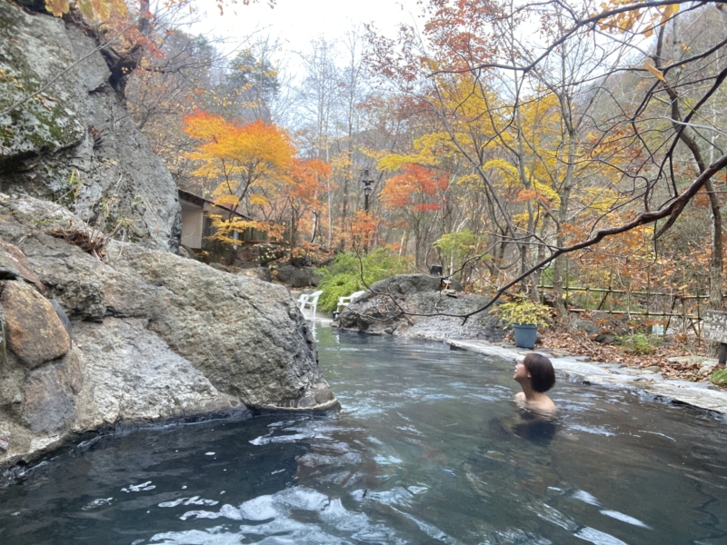 「甲信越一の絶景露天風呂で紅葉鑑賞」松川渓谷温泉滝の湯 | 現役アナウンサーの温泉専門家 植竹深雪